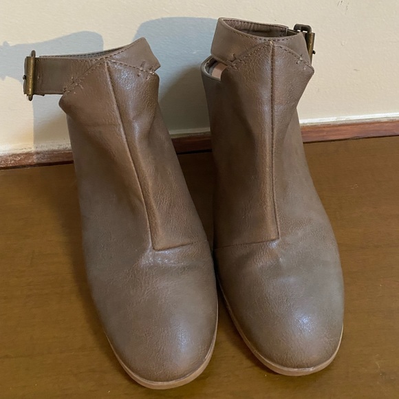 Charlotte Russe Brown Backless Ankle Boots w/ Gold Buckles - Picture 4 of 6